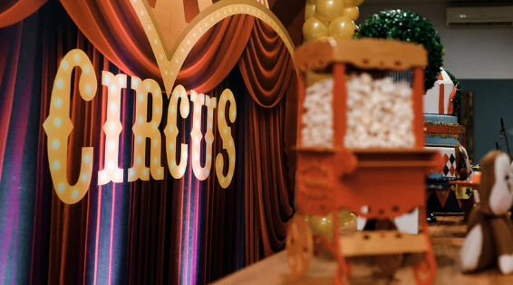 8 Tips to Host an Unforgettable Red-Carpet-Style Party